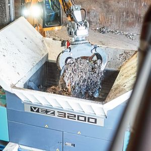 Der größte Zerkleinerer VEZ 3200 im Einsatz bei einem Recyclingunternehmen. (Bild:  Vecoplan)