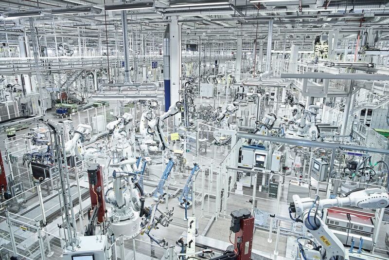 Die Fabrik der Zukunft für Fahrerkabinen: Im Werk für Fahrerkabinen von Scania in Oskarshamn, Schweden, unterstützen über 283 High-Tech-Roboter die Produktion.  (Gustav Lind)
