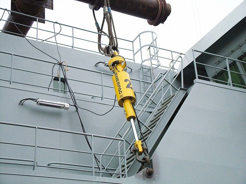 In die vier äußersten Trossen  ... waren die doppeltwirkenden hydraulischen (Zug)Zylinder des SyncHoist Systems integriert. (Archiv: Vogel Business Media)