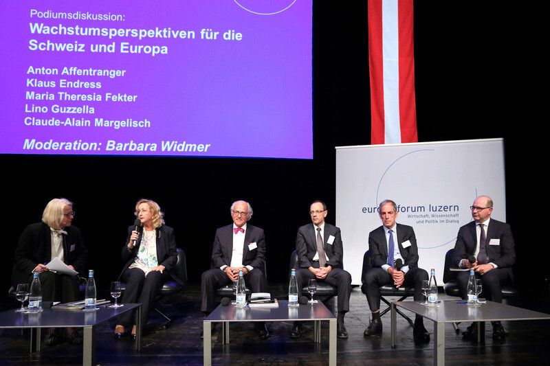 Die Podiumsdiskussion  unter der Leitung von Barbara Widmer  mit Maria-Theresia Fekter,  Klaus Endress, Lino Guzzella, Anton Affentranger und Claude Alain Margelisch (v.l.). (Bild: Europa Forum Luzern)