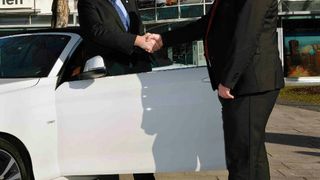 Fahrzeugübergabe: Andreas Brachem (li; Kfz-Innung München Oberbayern) und
Johann Linder (BMW-Niederlassung München). (Foto: BMW Niederlassung)