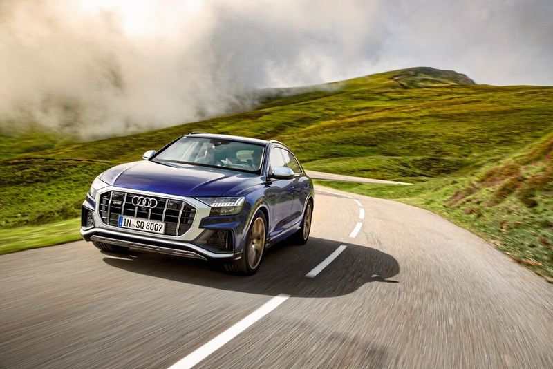 Damit aus dem normalen Q8 schon optisch ein S-Sportler wird, dekoriert Audi den großen Kühlergrill mit einem matt-silbernen Rahmen. (Audi)