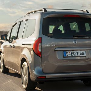 Also Startknopf gedrückt und den Automatikhebel auf D gestellt. Wie für Stromer üblich schiebt der EQT kräftig an.(Bild:  ©Mercedes-Benz AG)