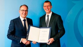 Bundesinnenminister Dobrindt überreicht Dr. Christoph Hübner die Ernnenungsurkunde zum Präsidenten des BDBOS. (Bild: BMI / Henning Schacht)