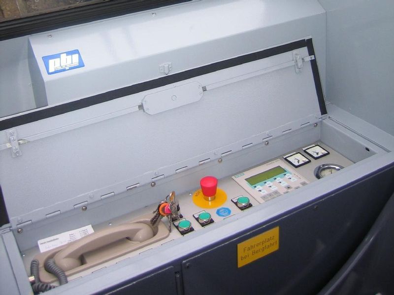 Bedienpult mit Not-Halt-Taster in der Fahrgastkabine (Archiv: Vogel Business Media)