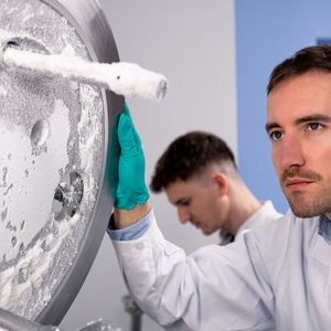 Kunden aus unterschiedlichen Branchen stellen mit Inline-Prozessmesstechnik von Sopat und Parsum die Qualität ihrer Produkte sicher. (Bild: Endress+Hauser)