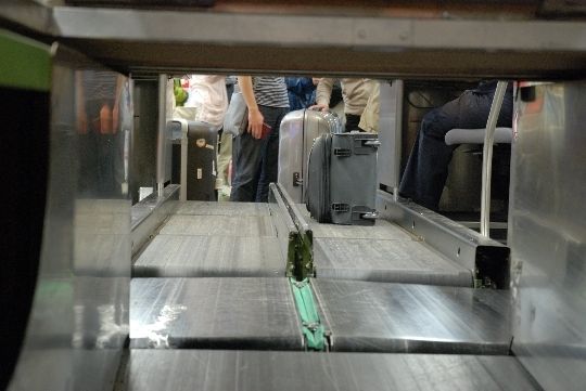 Wiegen, Labeln und abschicken: Förderbänder hinter den Check-In-Bereichen transportieren die Koffer und Taschen ein Stockwert tiefer. Die Fluggäste bekommen davon nichts mehr mit.  (Archiv: Vogel Business Media)