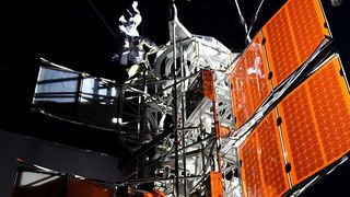 Beim großdimensionierten Solar Rig und bei weiteren Filmkulissen kamen item Profile 
zum Einsatz. Bild: Augenschein Filmproduktion GmbH.  (Bild: item)