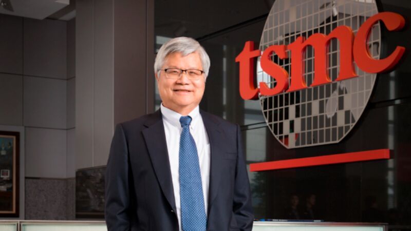 TSMC-CEO C.C. Wei sieht einen noch auf Jahre anhaltenden Chipmangel auf den Weltmarkt zukommen, getrieben von den hohen Ansprüchen des weiter anhaltenden KI-Booms. Die Preise will das Unternehmen aber trotz ausgelasteter Kapazitäten stabil halten.(Bild:  TMSC)