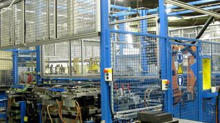 Die automatischen Zaunelemente ermöglichen wechselseitig den Zugriff auf die Werkstückträger. Bild: de Man (Archiv: Vogel Business Media)