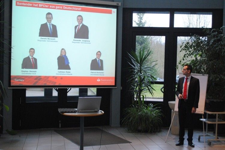 Daniele Moranelli präsentierte die Santander-Bank als Arbeitgeber. (Foto: BFC)