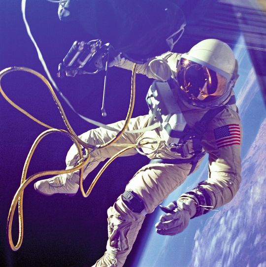 Ein „Weltraumspaziergang“ wie hier der des ersten US Astronauten Edward White ist alles andere als ein Spaziergang, sondern Stress für den Körper und das immunsystem. Ein „Weltraumspaziergang“ wie hier der des ersten US Astronauten Edward White ist alles andere als ein Spaziergang, sondern Stress für den Körper und das immunsystem.