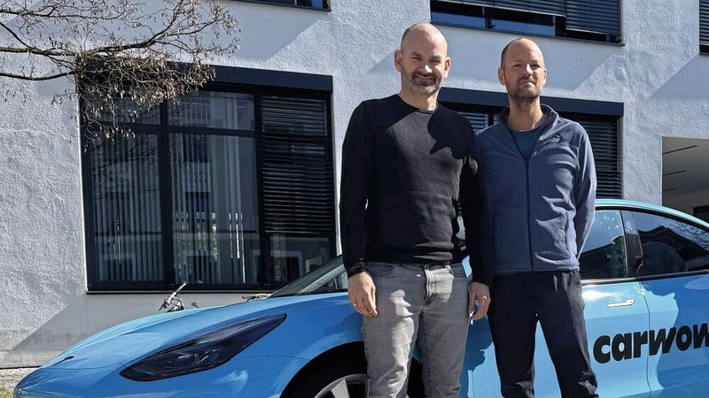 Mitgründer Philipp Sayler von Amende  (l.) und Geschäfts­führer Arne Stöcker wollen die einstige reine Neuwagen-Plattform Carwow immer stärker als Drehscheibe für ­Kunden rund um den Fahrzeugwechsel ­positionieren.(Bild:  Carwow)