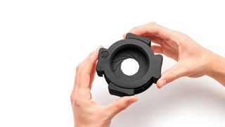 Dieses Bauteil wurde mit der additiven Fertigungsmethode Multi Jet Fusion von HP angefertigt. Diese und vor allem viele Beispiele, wie der 3D-Druck noch nachhaltiger funktioniert, präsentiert das Unternehmen auf der Formnext 2023 in Frankfurt am Main. (Bild: HP)