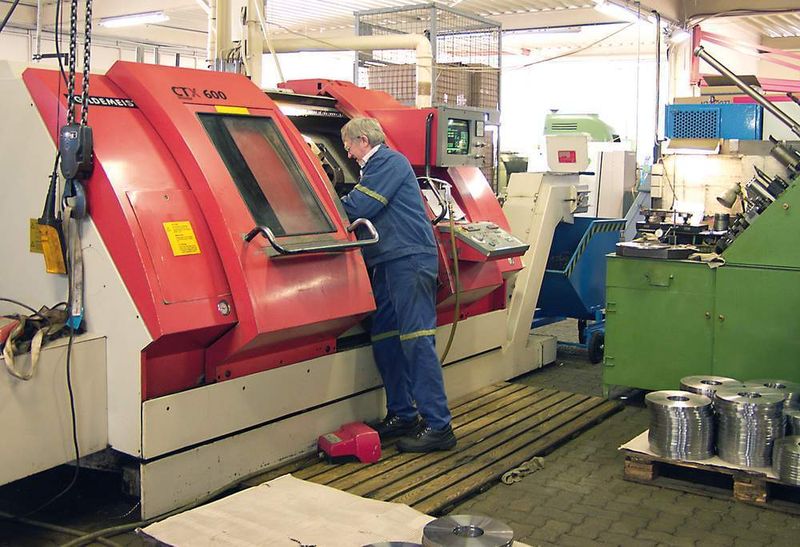 Beim Zerspanen setzt man auf CNC-Technik von Gildemeister. Bilder: Schreier (Archiv: Vogel Business Media)