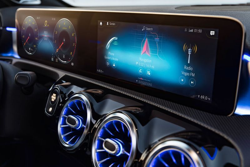 Dieses System mit eigener Sprachsteuerung („Hey Mercedes!“) feierte seine Premiere an keinem geringeren Ort als Las Vegas zur CES 2018 und war auch bei der Premiere der A-Klasse im Fokus. (Daimler)