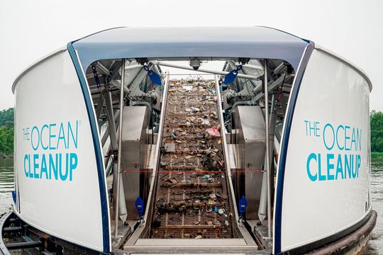 The Ocean Cleanup hat sich zum Ziel gesetzt, die Meere von schwimmendem Plastikmüll zu befreien. Um den Müll aufzufangen, entwickelte die Organisation einen mehrere hundert Meter langen, u-förmigen Floater, der von zwei Schiffen gezogen wird. (Bild:  The Ocean Cleanup)