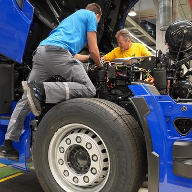 MAN hat mit der Serienproduktion von E-Lkw begonnen, die mittels MCS laden können. (Bild: MAN Truck & Bus)