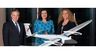 In Ingolstadt soll der Einsatz von Fluggeräten für die urbane Mobilität erforscht werden. Die Staatsministerin für Digitalisierung Dorothee Bär, DB-Vorstand für Digitalisierung und Technik Prof. Dr. Sabina Jeschke und der Oberbürgermeister von Ingolstadt Dr. Christian Lösel unterzeichneten eine entsprechende Absichtserklärung. (Bild: Deutsche Bahn AG/ Oliver Lang)