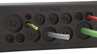 Wenn es schnell gehen muss: Die Kabelführungsplatte KDP/Z ist dicht, montagefreundlich und platzsparend. (Murrplastik)