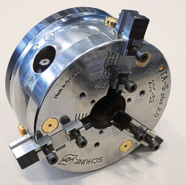 Die Spindel des pL Drehtisches EA-520 ist mit einem gredoc Nullpunktspannsystem ausgestattet, in welches das abgebildete Dreibackenfutter in kürzester Zeit eingesetzt werden kann. (Bild: pL Lehmann)