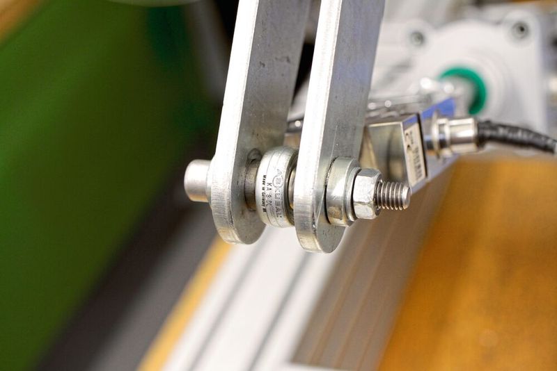 Gelenkkopf mit Kraftmessdose (Bild: Dr. Strecker/EFBE Prüftechnik)