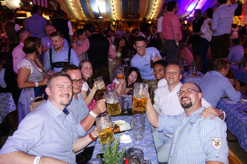 Unterbrechungsfreie  Bierversorgung bei dem Eaton und ALSO Team. (Bild: IT-BUSINESS)