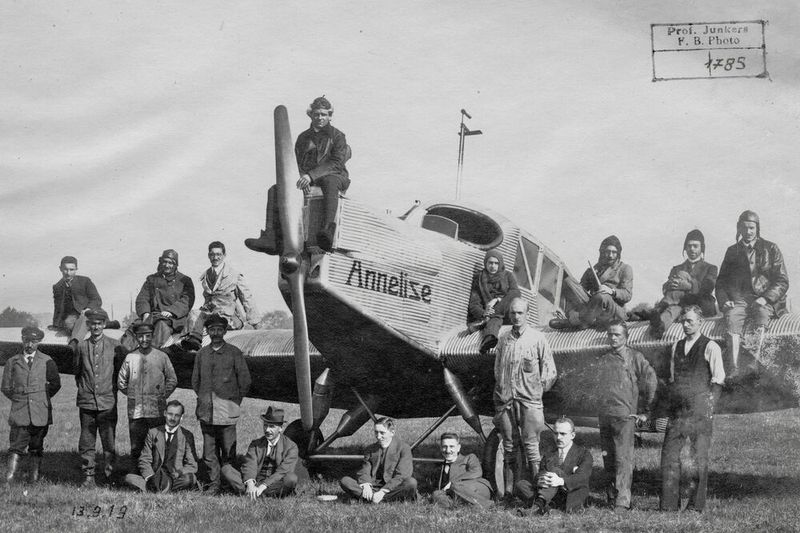Die Besatzung der F 13 „Annelise“ und Werksangehörige nach dem Höhenweltrekord Auf dem Motor sitzend: Pilot Emil Monz. Links außen auf dem Boden sitzend: Konstrukteur Otto Reuter.  (Archiv Bernd Junkers)