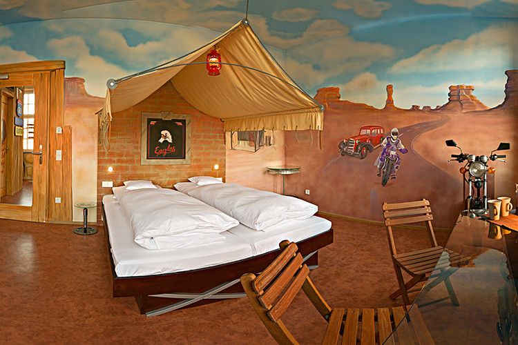 Highway-Romantik gibt es in der Suite „Route 66“ mit originalgetreuem Motorrad-Zubehör. (Foto: V8 Hotel/Frank Hoppe)