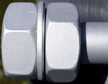 Ein Jahr Freibewitterung auf Sylt: Bei einem Set, das mit Zinklamellen beschichtet ist, zeigen sich weniger Spuren ... (Bild: Dörken MKS-Systeme)