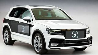Handelsübliche LCD-Bildschirme können zum Beispiel mit animierten Figuren Fußgängern signalisieren, dass der Wagen stehen bleibt und die Passanten gefahrlos die Straße überqueren können. (Bild: VW)