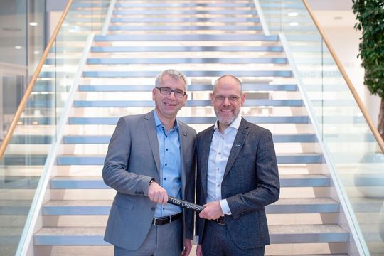 Neuer CEO bei TGW Logistics! Seit 1. Februar ist Henry Puhl (r.) neuer Chef des Logistikunternehmens. Hier übernimmt er aus der Hand seines Vorgängers, Harald Schröpf, symbolisch den Staffelstab. Schröpf verabschiedet sich in den Ruhestand.(Bild:  T. Knauer)