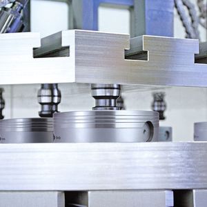 Bild 1: Ob Maschinen manuell oder automatisiert beladen werden – das Nullpunktspannsystem minimiert die Rüstzeiten und sorgt für maximale Präzision. Bild: Schunk