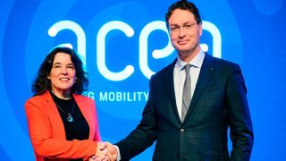 Acea-Generaldirektorin Sigrid de Vries und der neue Verbandspräsident Ola Källenius. (Bild: ACEA)