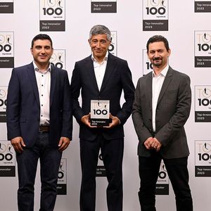 Die Endiio Engineering GmbH hat eine IoT-Sensorplattform auf der Basis einer patentierten, echtzeitfähigen Ultralow-Power-Kommunikationstechnologie entwickelt. Sie funktioniert mit drahtlosen Sensoren und ist mit Thermo- und Lichtenergie komplett autark. Die Sensoren erfassen Daten wie Temperatur, Vibration oder Betriebszeit, wodurch Defekte erkannt werden können, noch bevor sie die Produktion zum Stillstand bringen. Von links: Tolgay Ungan (CEO), Omar Gorgies (Produkt- und Qualitätsmanager).(Bild:  KD Busch/compamedia)