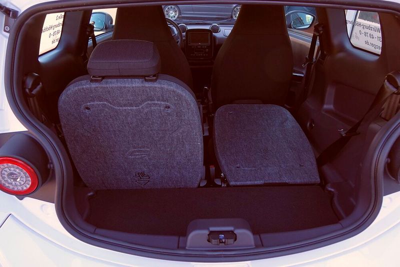 Schon in Normalstellung der Rücksitzlehne fasst der Kofferraum zwei Taschen. Umgeklappt reicht es für den Wochenendeinkauf. (Bild: Rosenow/»kfz-betrieb«)