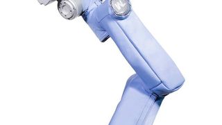 Ein Techman-Cobot im maßgeschneiderten Schutzanzug namens Nabells Robot Flex von Hilpert Electronics. Er gehört zu insgesamt drei neuen, funktionserweiternden Optionen für diese Robotersysteme. (Hilpert Electronics)