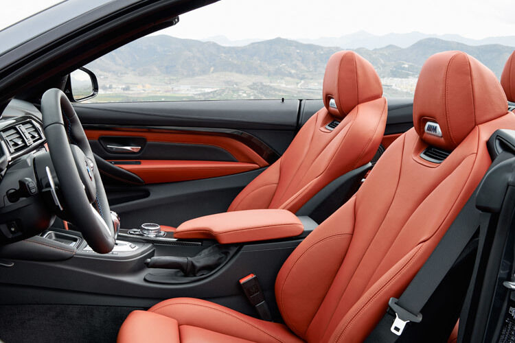 An den Sitzen erkennt man jedoch die Cabrio-Version. Sie sind etwas anders konturiert... (Foto: BMW)