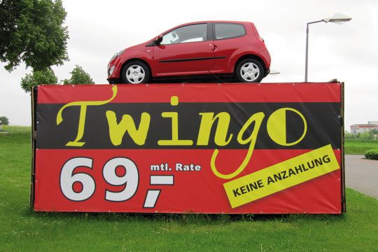 Neuwagen präsentiert Hermann auf zum Werbekubus umgewandelten Überseecontainern... (Archiv: Vogel Business Media)