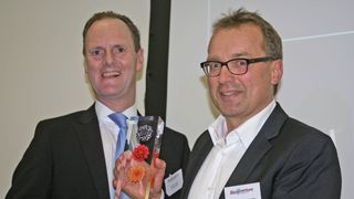Thomas Eggert (Deutsche Bank, l.) übergibt den Preis an Trace-Analytics-Geschäftsführer Dr. Wolfgang Künnecke (r.).  (Bild: LABORPRAXIS)