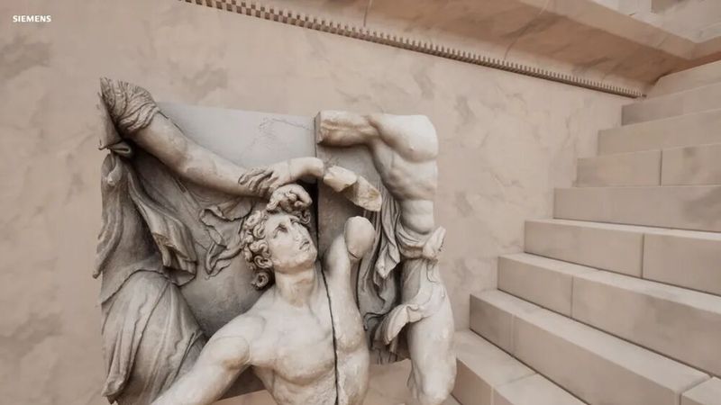Users can move virtually around the altar in the application and explore the Gigantomachy frieze in detail, for example. (Image:Siemens)