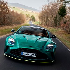Nur knapp über drei Sekunden benötigt der Vantage S für den Sprint auf 100 km/h.(Bild:  Aston Martin)
