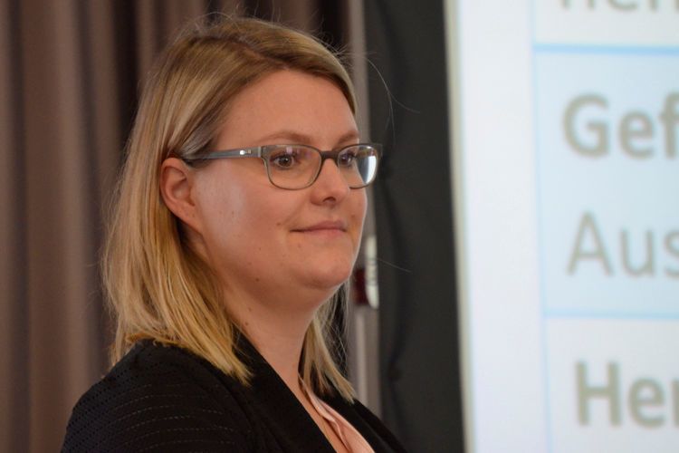 Anja Kloos erläuterte ihre Rolle als „Willkommenslotsin“ der Handwerkskammer in Wiesbaden für die Integration von Flüchtlingen in den Arbeitsmarkt … (Rehberg/»kfz-betrieb«)
