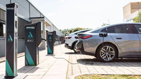 Amperfied will gewerbliche Kunden von der Installation der Wallbox bis hin zum Vertrags- und Abrechnungsmanagement unterstützen.(Bild:  Amperfied)