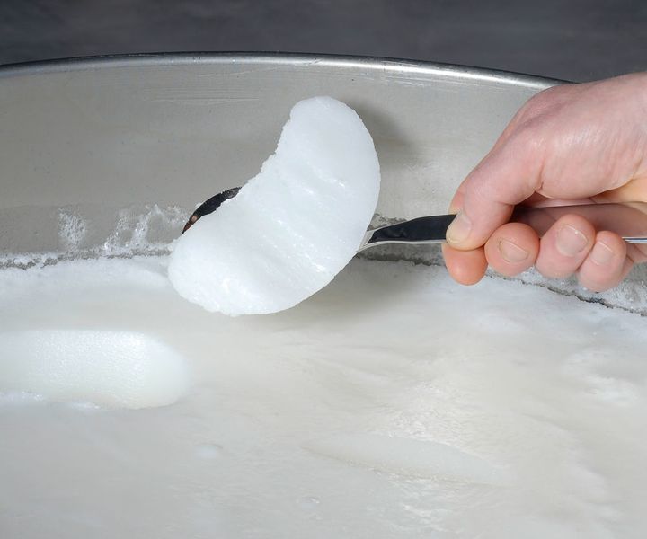 Der hochviskose Salbengrundstoff Vaseline  (Flux)