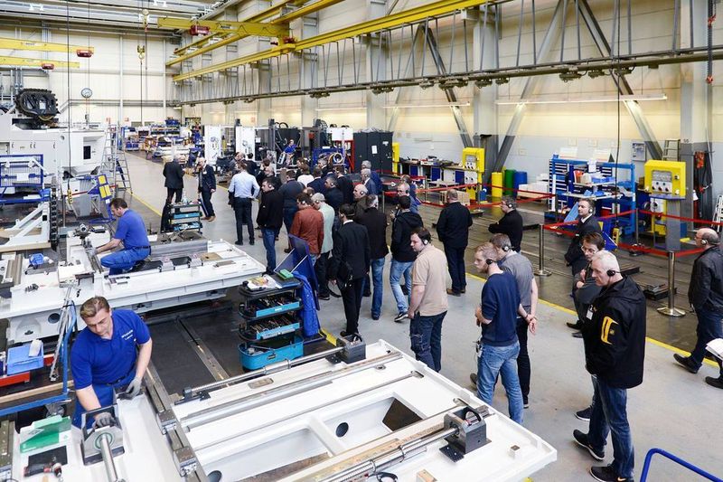 Werksführungen bei Heller Werktagen vom 15. bis 17. März 2017: zahlreiche Fachbesucher interessierten sich nicht nur für die Live-Demonstrationen sondern auch für die Produktion der Heller-Maschinen. (Heller)