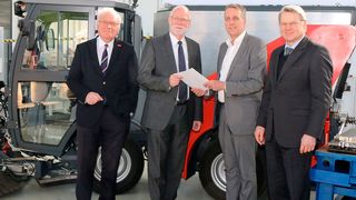 Gaben gemeinsam den Startschuss für die zweite Projektphase hin zu vollelektrifizierten Arbeitsmaschinen (v.l.): Prof. Jürgen Hesselbach, Präsident TU Braunschweig, Prof. Ludger Frerichs, Leiter des Instituts für mobile Maschinen und Nutzfahrzeuge, Stefan Wenzel, Niedersächsischer Umweltminister und Dr. Heinrich Bottermann, DBU-Generalsekretär. (TU Braunschweig)