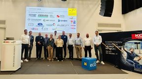 De izquierda a derecha: Stefan Kiefer (Treffert), Markus Bauer (Circulyzer), Andreas Eder (Ecoplus), Peter Schlögl (SALEX Engineering), Constanze Stockhammer (Accent Incubator), Michael Göschl (Gabriel-Chemie), Celia Lointier (BoKu), Martin Baldauf (Gabriel-Chemie), Erdal Karaagac (Gabriel-Chemie), Bernhard Müller (M-Chem), Torsten Seeger (Arburg) y Johannes Konnerth (BoKu) (Bild: Ecoplus/Kerstin Sochor)