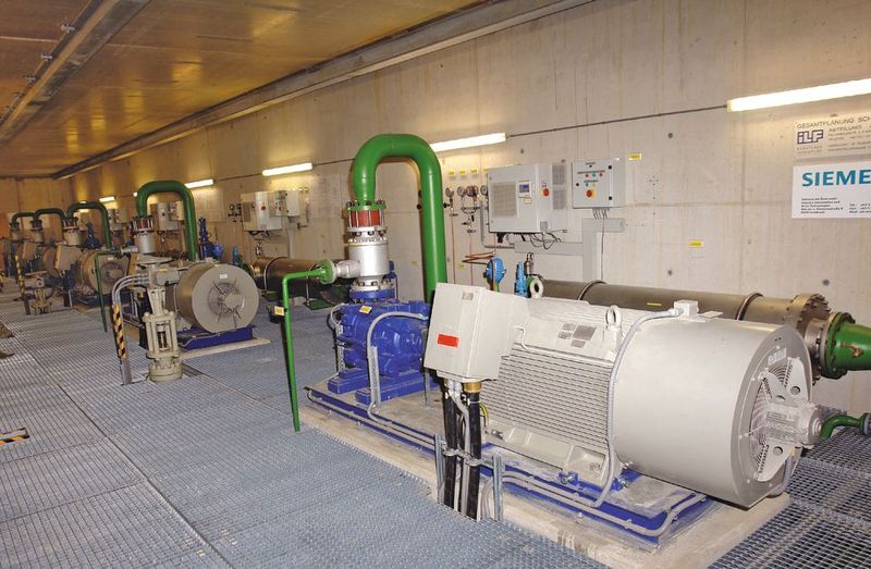 Bild 2: Integrierte Sicherheitsfunktionen können bei einer Störung einzelne Pumpsysteme sofort abschalten, ohne den Gesamtbetrieb der Beschneiungsanlage unterbrechen zu müssen.  (Bild: Siemens)