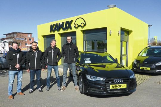 Söhnke Meyer (re.) und sein Team haben in Wentorf immer 80 Gebrauchtwagen vor Ort.(Bild:  Glinder Zeitung)